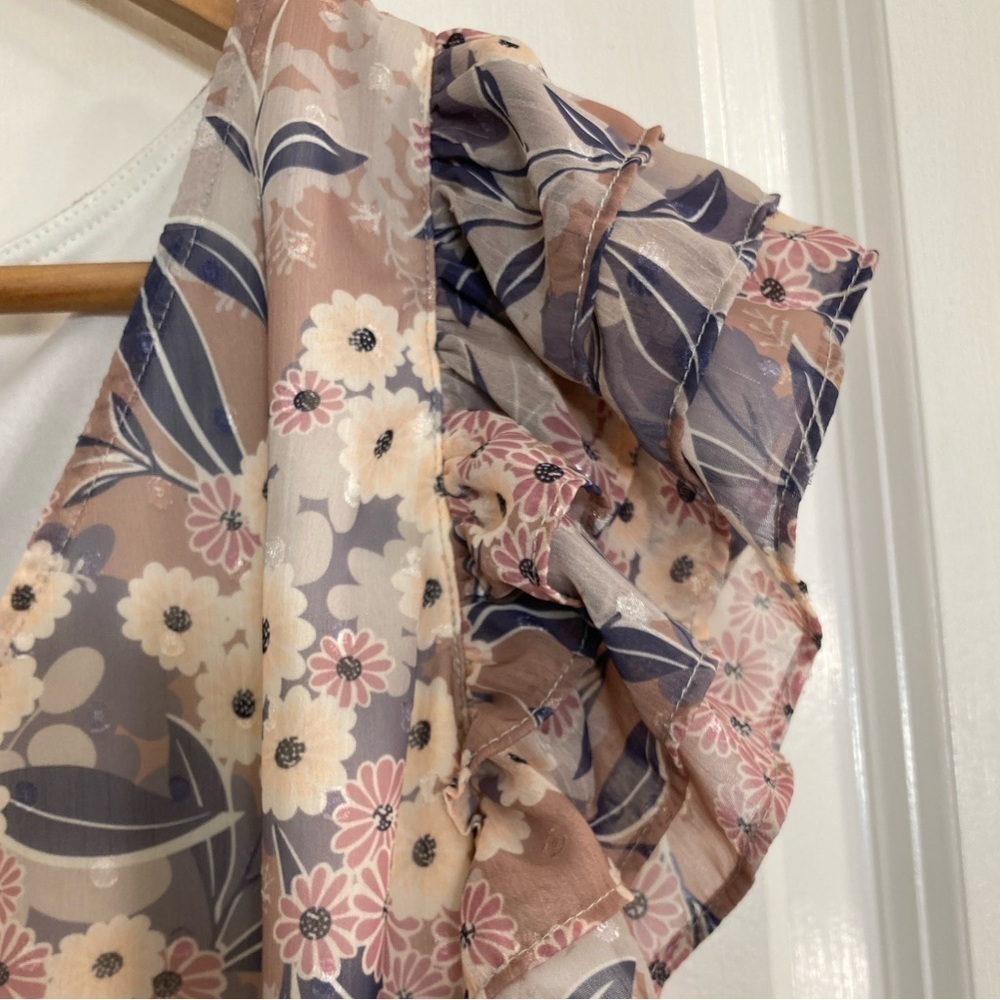 Entro NWT flutter sleeve button up v-neck floral blouse - Picture 4 of 5